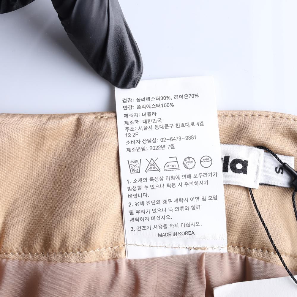 (새상품) 버뮬라 베이지 실키 미디 플레어스커트 이미지 6