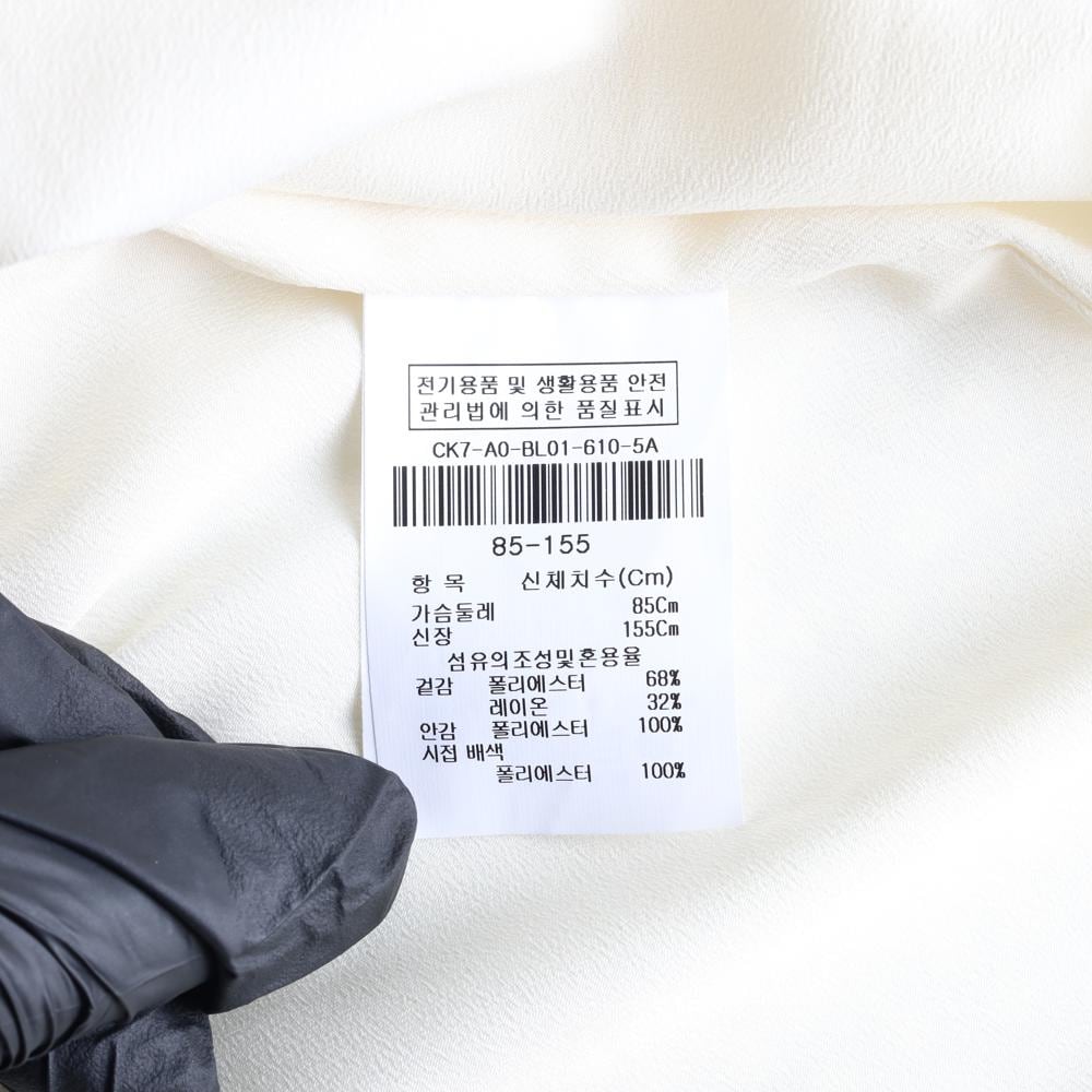 아이잗 콜렉션 아이보리 셔링 반팔 패턴 블라우스 상세 이미지 6