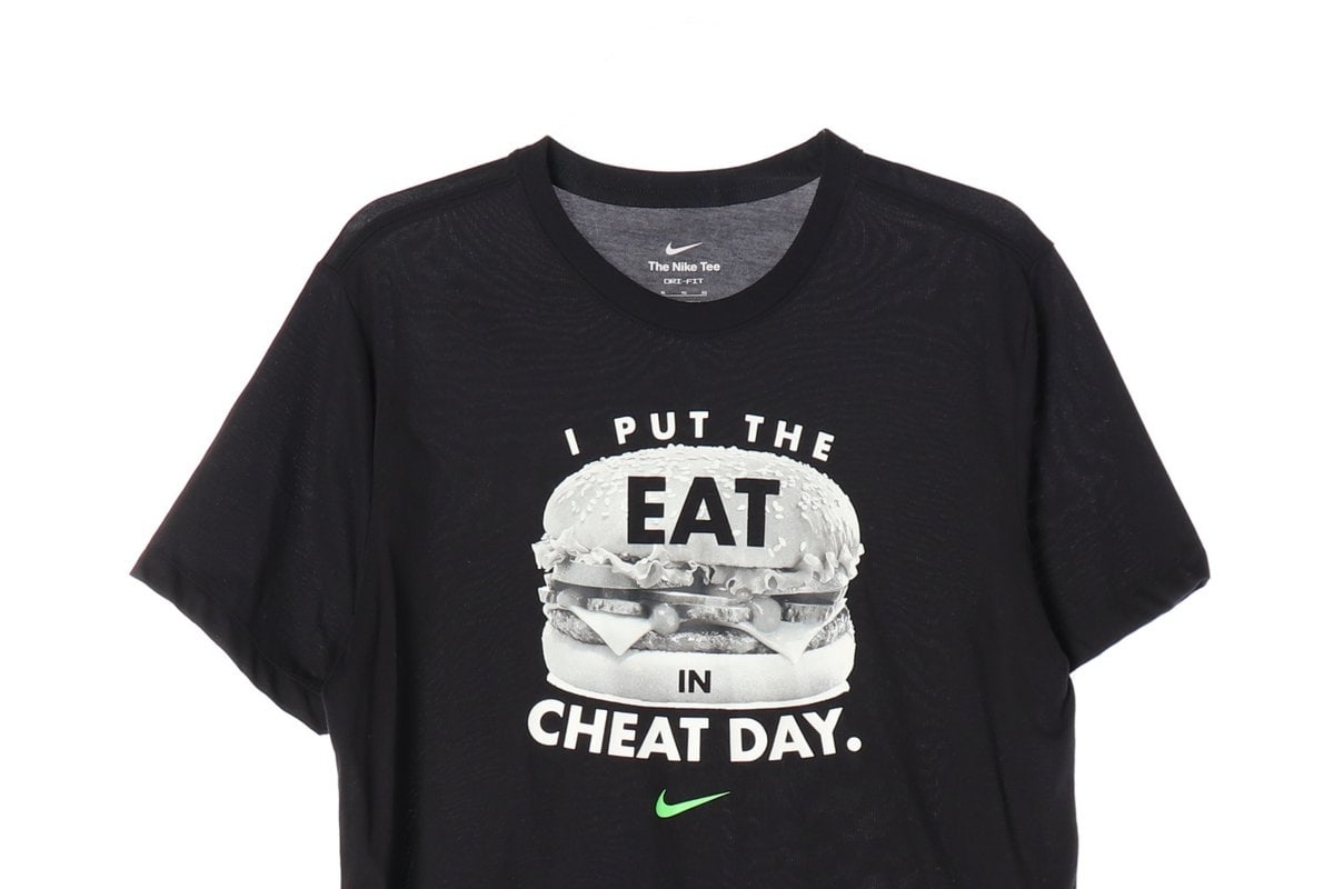 나이키 블랙 드라이핏 CHEAT DAY 프린팅 반팔 티셔츠 이미지 3