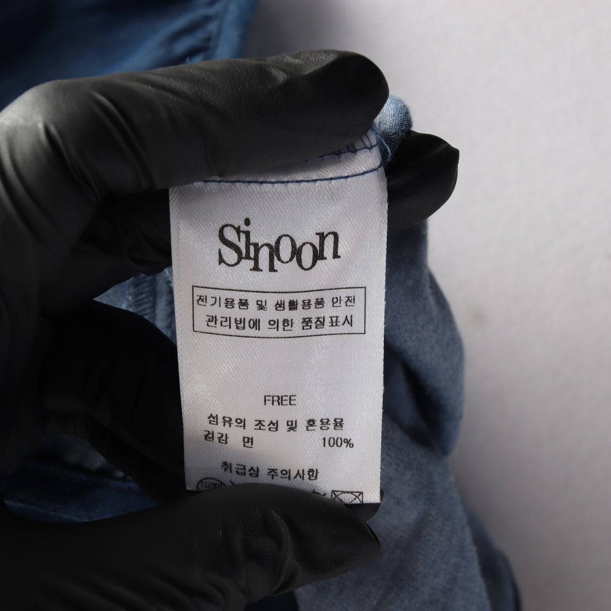 시눈 24SS 데님 퍼프 반팔 U넥 버튼 블라우스 상세 이미지 6