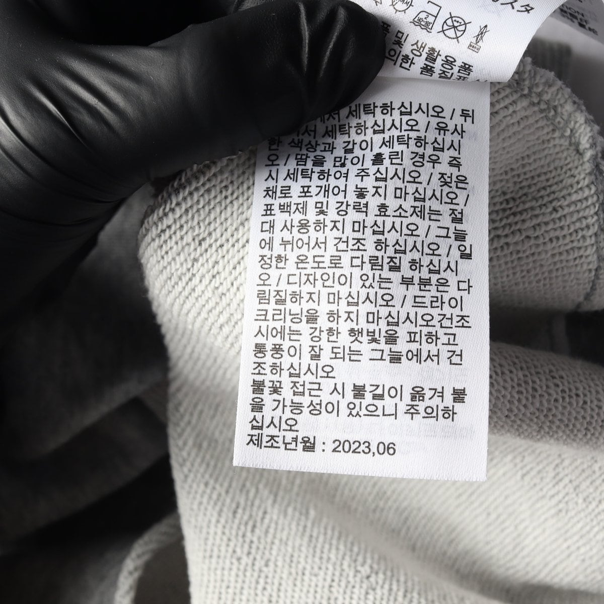 나이키 23FW 그레이 스우시 컷아웃 크롭 맨투맨 스웨트셔츠 상세 이미지 7