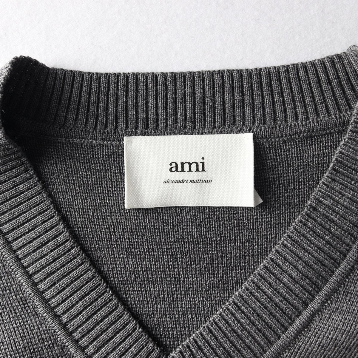 ami 아미 울100% 차콜 로고 브이넥 니트 스웨터 이미지 5