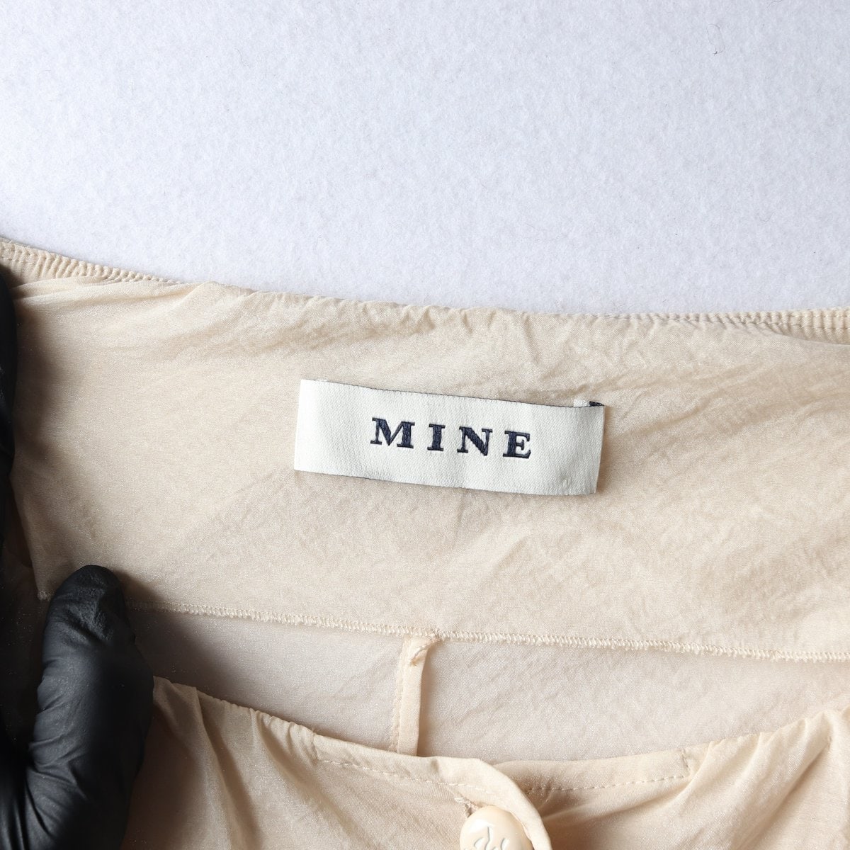 MINE 마인 24SS 라이트베이지 민소매 나일론 나시 블라우스 이미지 5