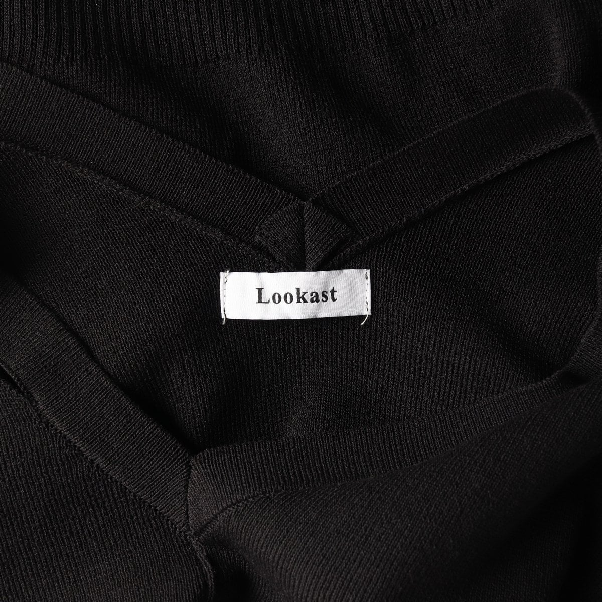 LOOKAST 룩캐스트 블랙 로고참 어깨 트임 컷아웃 브이넥 반팔 니트  상세 이미지 5