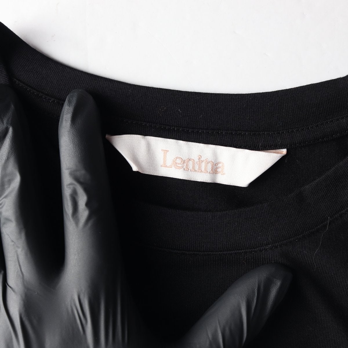 LENINA 르니나 블랙 모달 코튼 반팔 크루넥  티셔츠 이미지 5