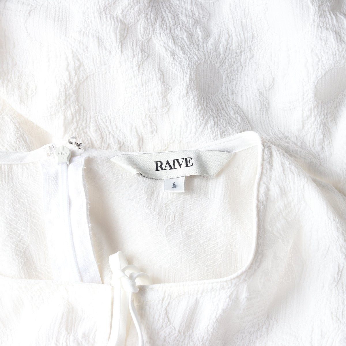 RAIVE 레이브 24SS 화이트 플라워 자카드 민소매 블라우스 상세 이미지 5