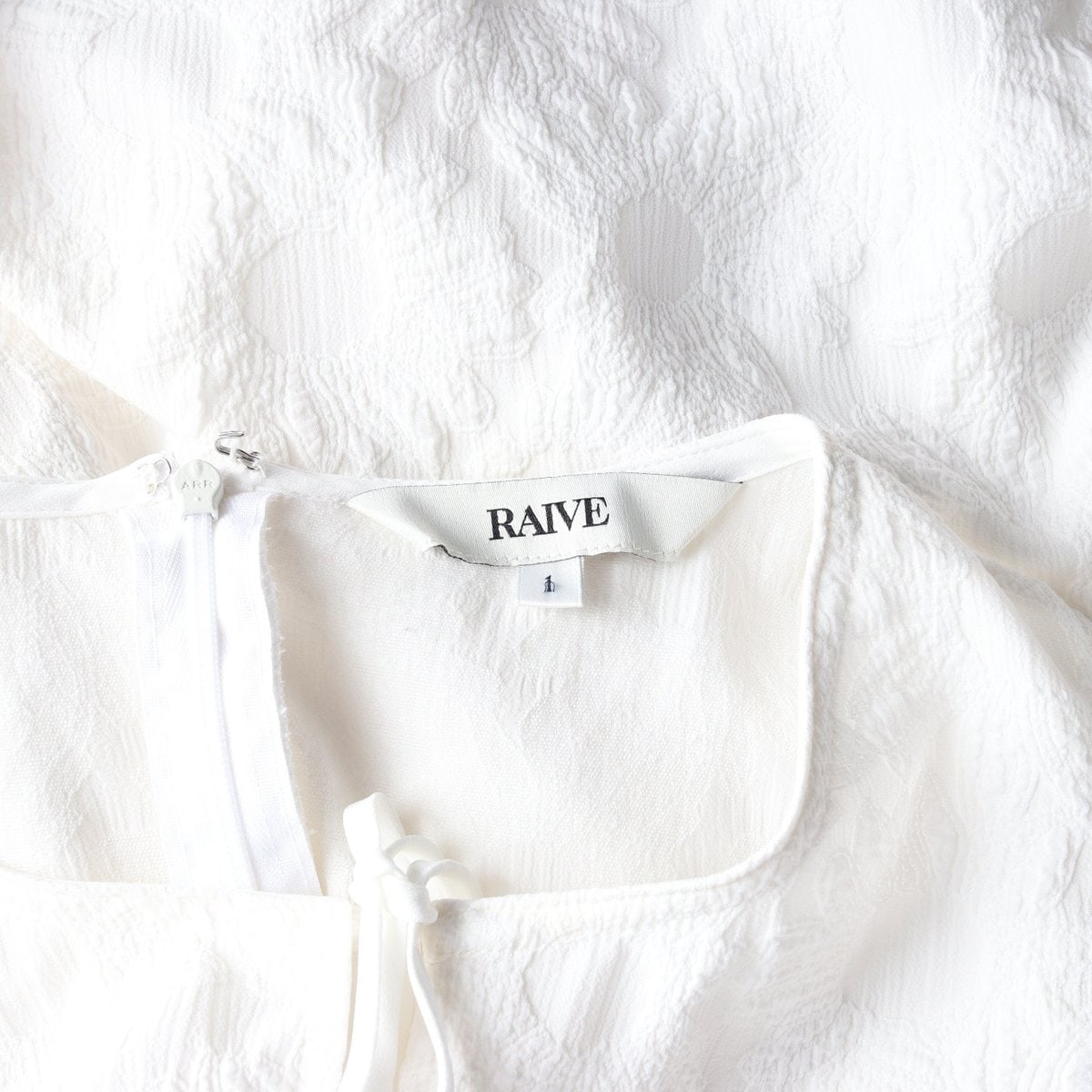 RAIVE 레이브 24SS 화이트 플라워 자카드 민소매 블라우스 이미지 5