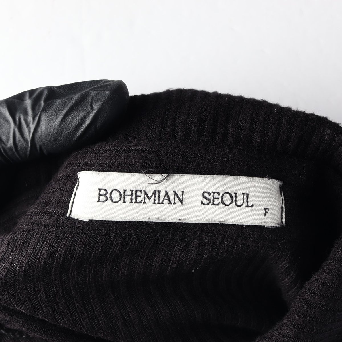 보헤미안서울 블랙 골지 카라 크롭 가디건 티셔츠 상세 이미지 5