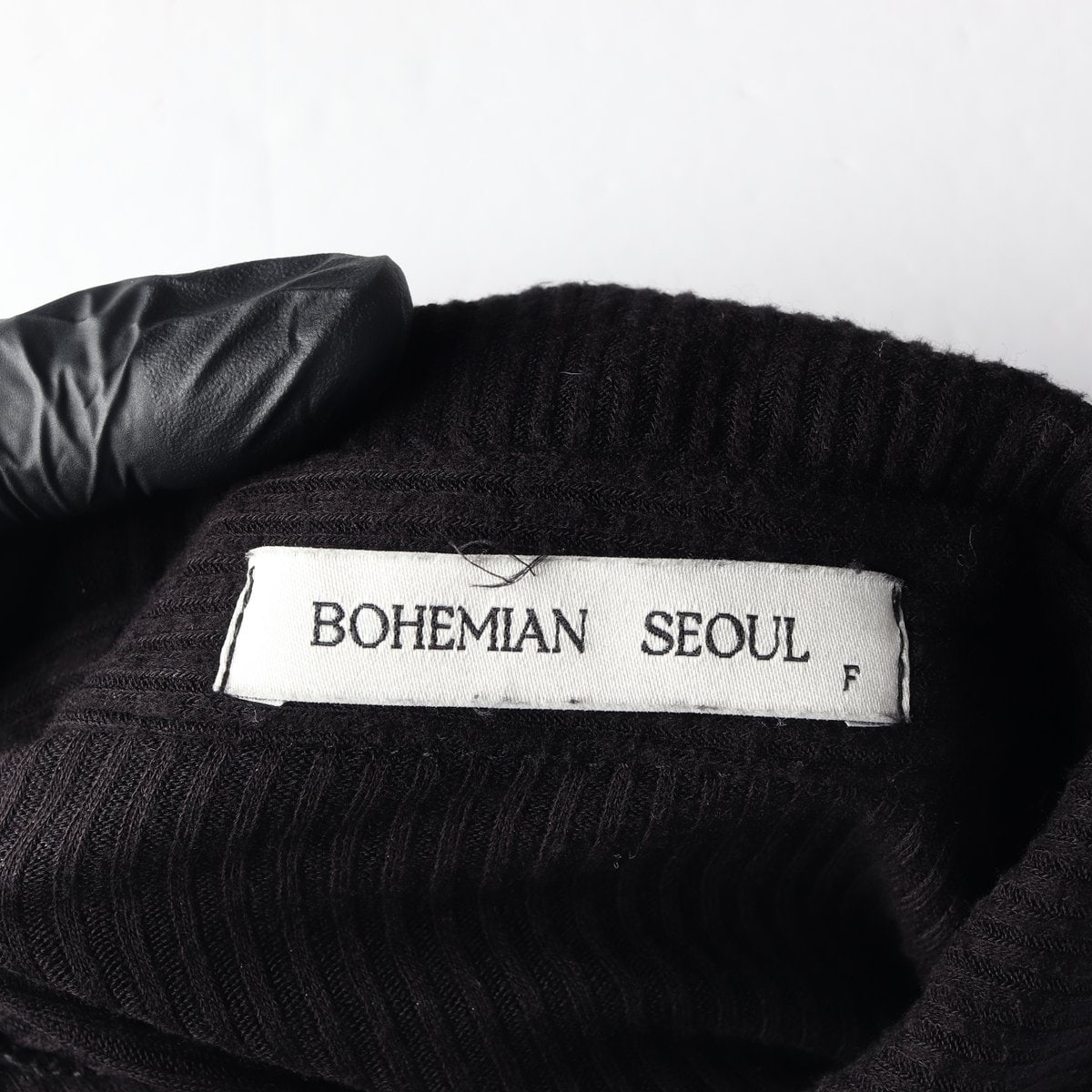 보헤미안서울 블랙 골지 카라 크롭 가디건 티셔츠 이미지 5