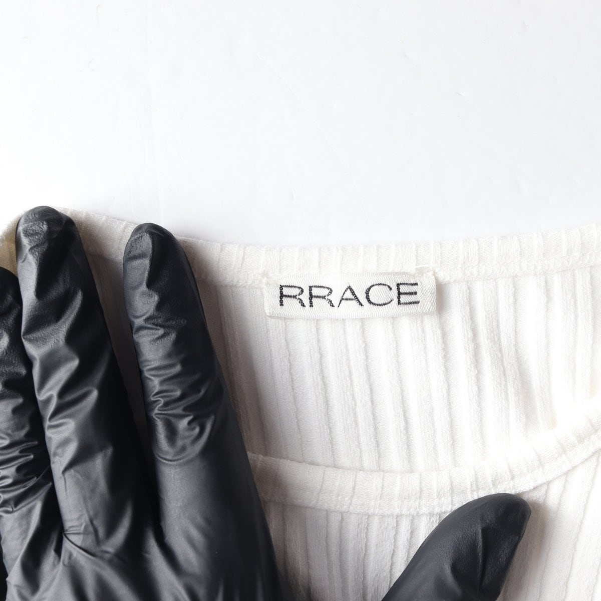 RRACE 레이스 화이트 골지 라인 긴팔 크롭 티셔츠 상세 이미지 5
