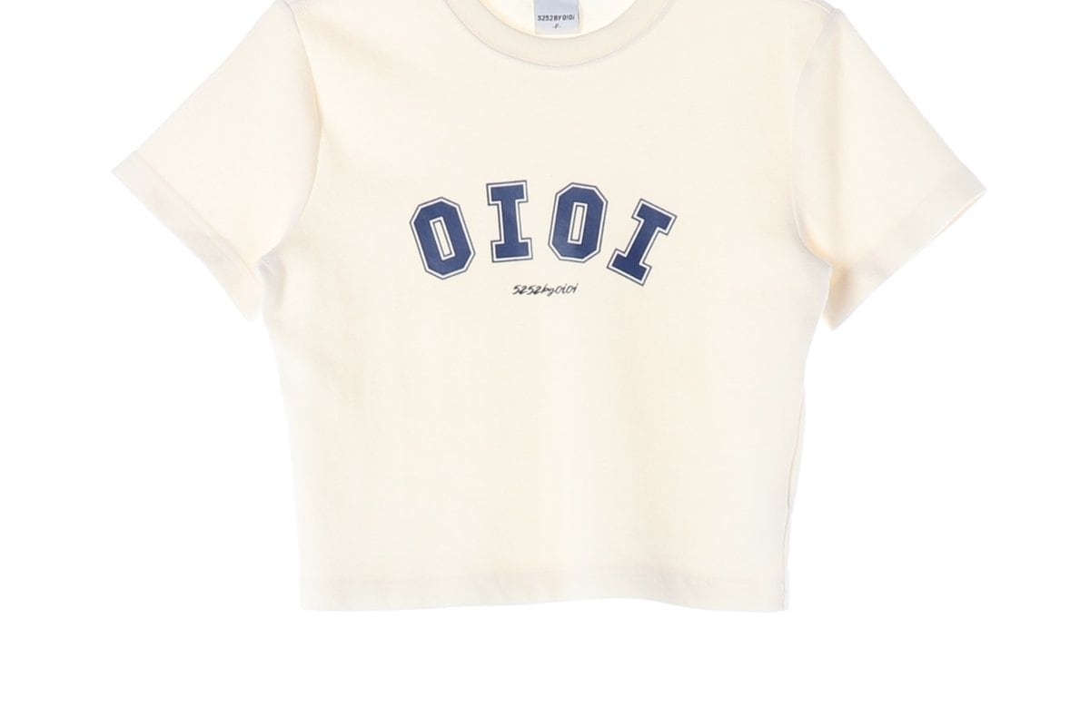 OIOI 오아이오아이 22SS 크림 시그니처 로고 반팔 크롭 티 티셔츠 상세 이미지 4
