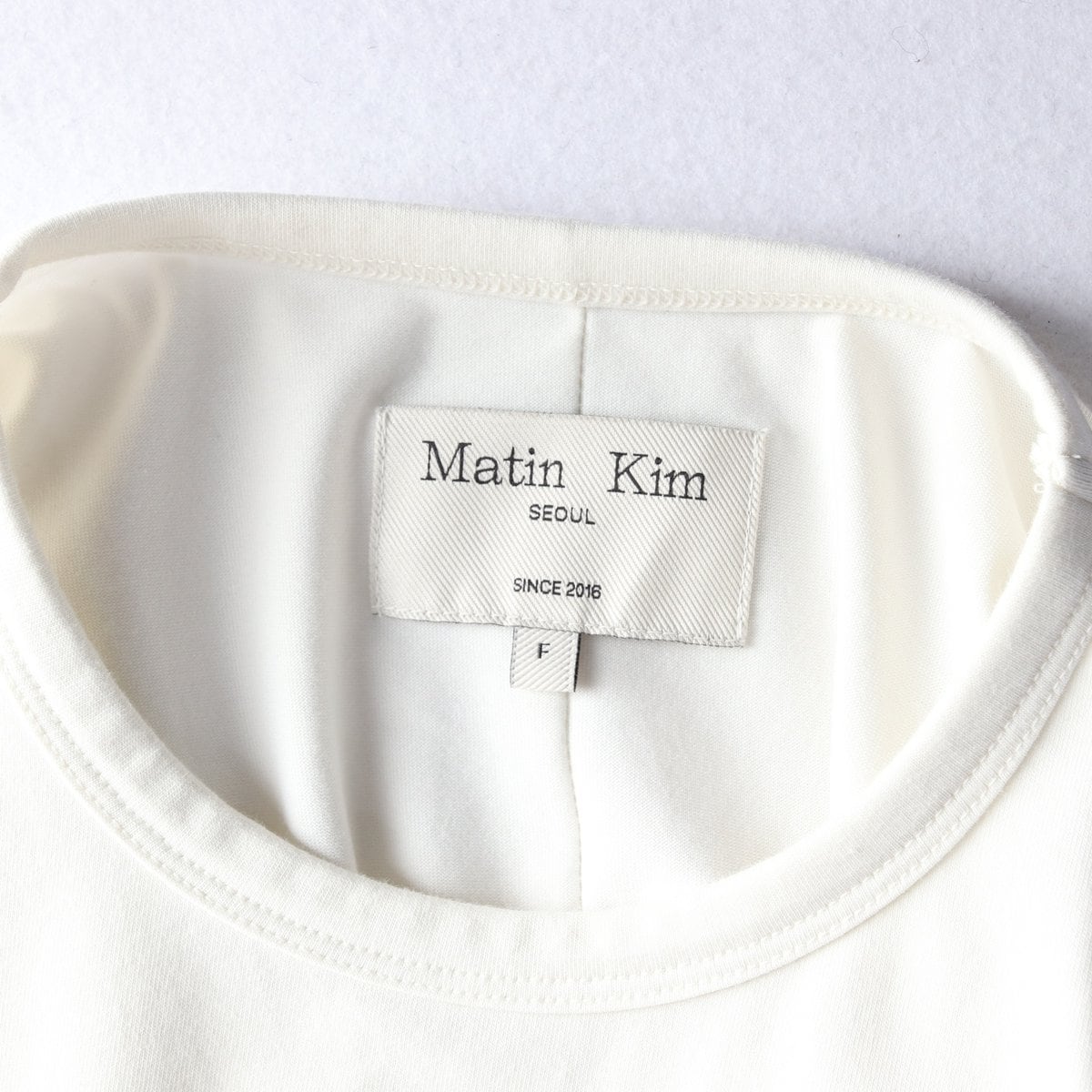 MATIN KIM 마뗑킴 아이보리 로고 반팔 크롭 티셔츠 상세 이미지 5