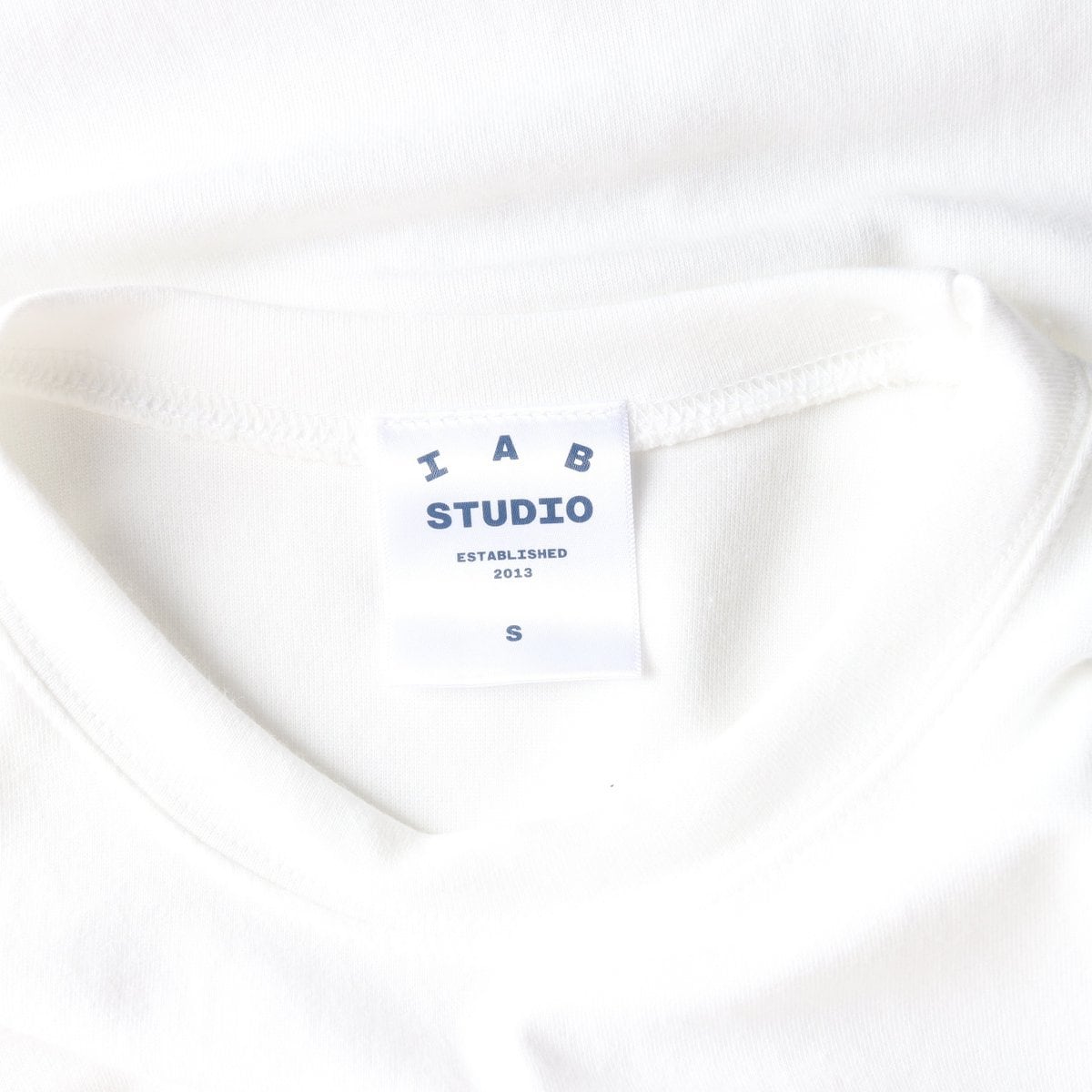 IAB STUDIO 아이앱 스튜디오 x 헨리스 피자 로고 티셔츠 화이트 상세 이미지 5