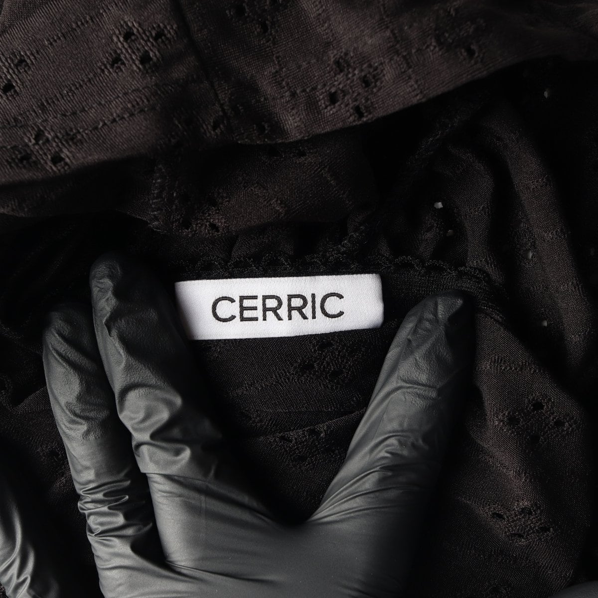 CERRIC 세릭 블랙 레이스 홀터넥 리본 타이 슬리브리스 탑  상세 이미지 6