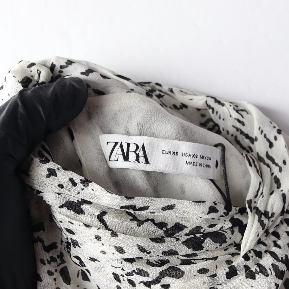(새상품)ZARA 자라 블랙 화이트 패턴 하프넥 긴팔 블라우스 XS 상세 이미지 6