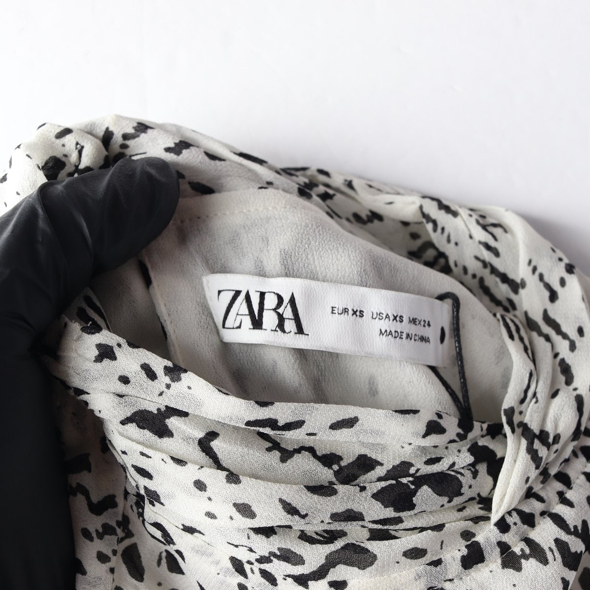 (새상품)ZARA 자라 블랙 화이트 패턴 하프넥 긴팔 블라우스 XS 이미지 6