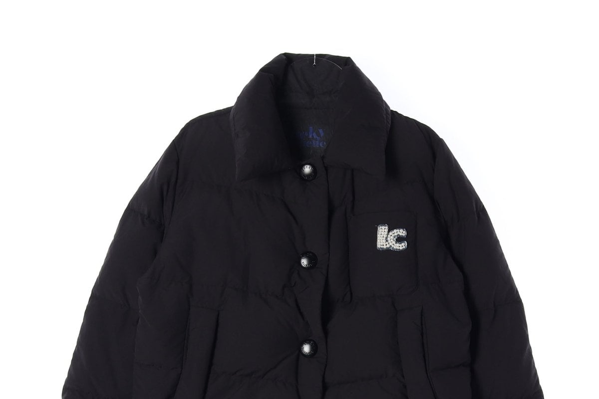 럭키슈에뜨 23FW 블랙 구스다운 숏 패딩 로고 패치 다운 점퍼 상세 이미지 4