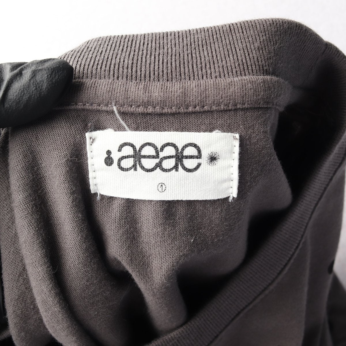 AEAE 에이이에이이 차콜 웹 로고 도트 반팔 티셔츠 반팔티  이미지 5