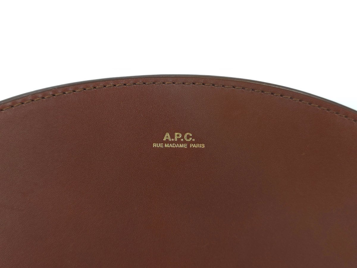 APC 아페쎄 데미룬 하프문백 미니백 크로스백 넛브라운 상세 이미지 5