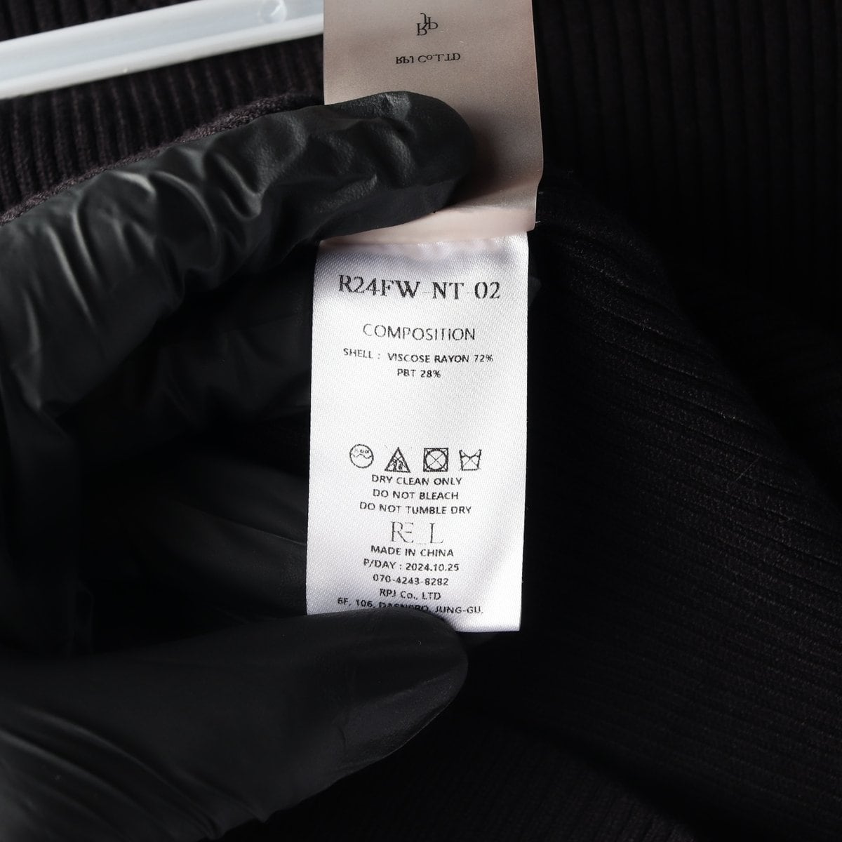 리엘 24FW 이브 버튼 스퀘어 니트 리브 골지 긴팔 티셔츠 블랙 상세 이미지 7
