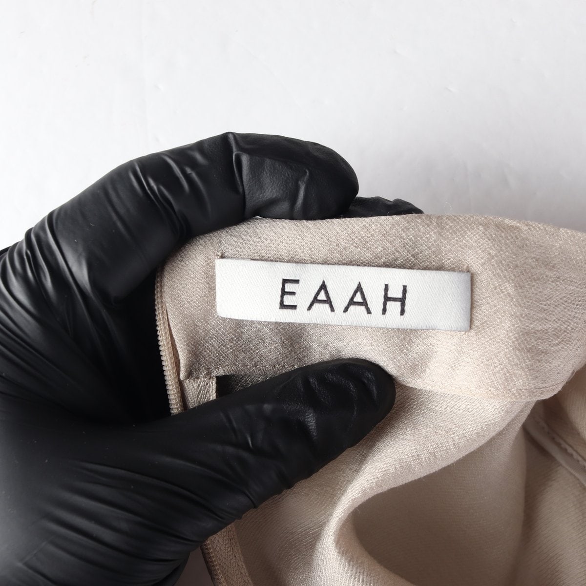 이아 EAAH 카울넥 반팔 블라우스 베이지  이미지 5