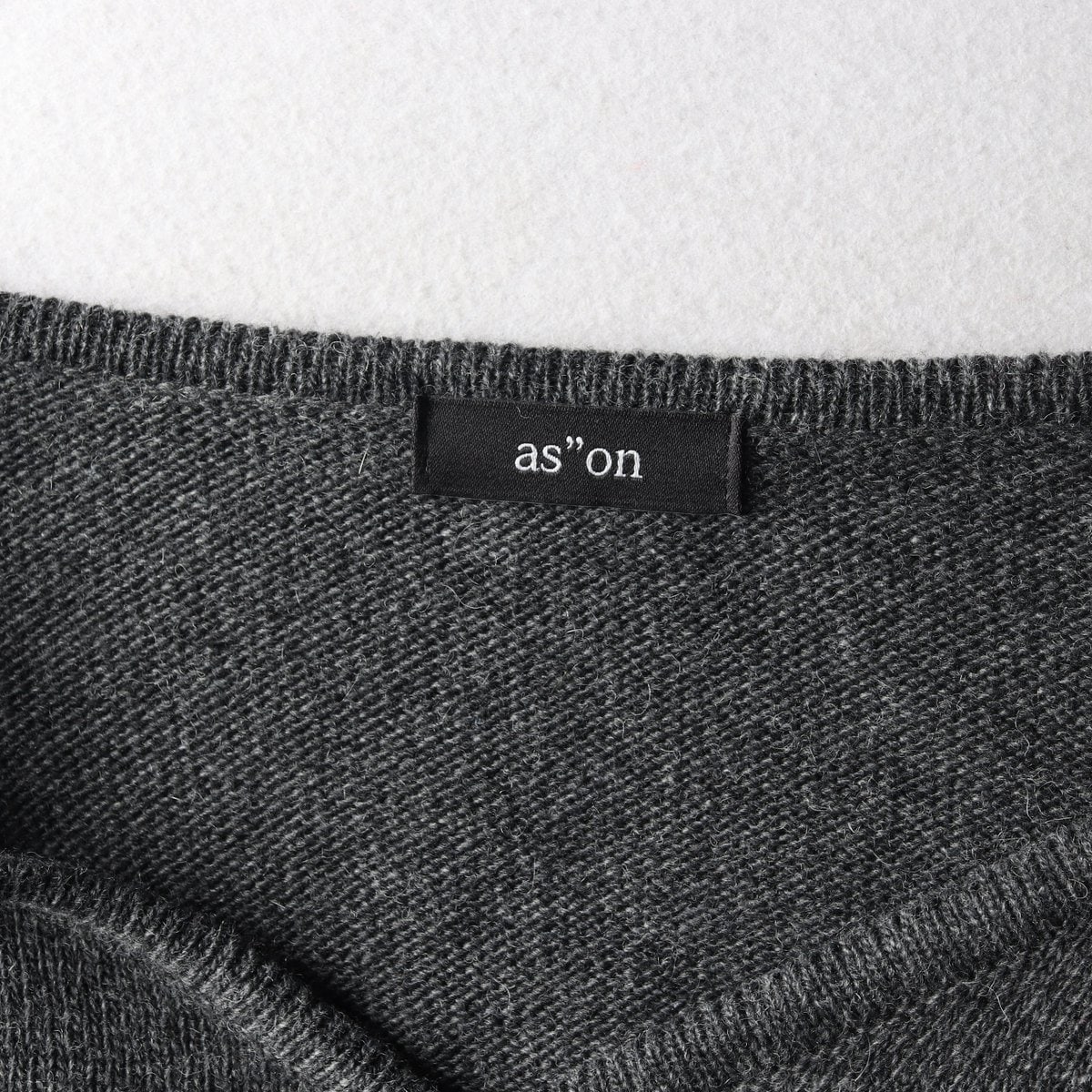 애즈온 24FW 로고 브이넥 조이 데일리 가디건 차콜  이미지 5