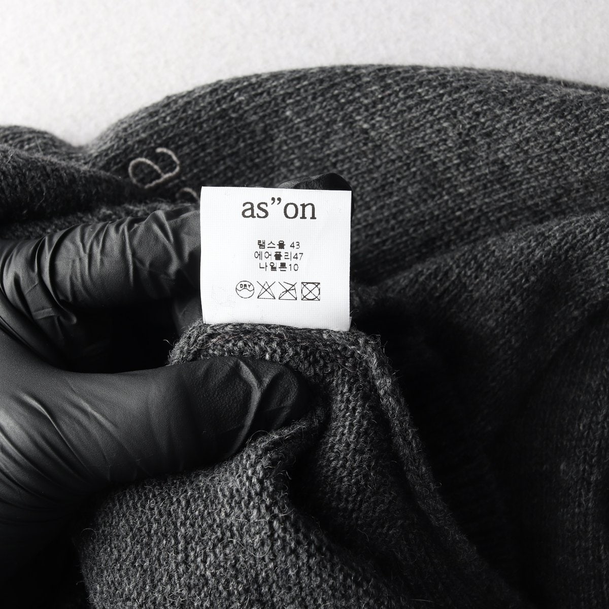 애즈온 24FW 로고 브이넥 조이 데일리 가디건 차콜  이미지 6