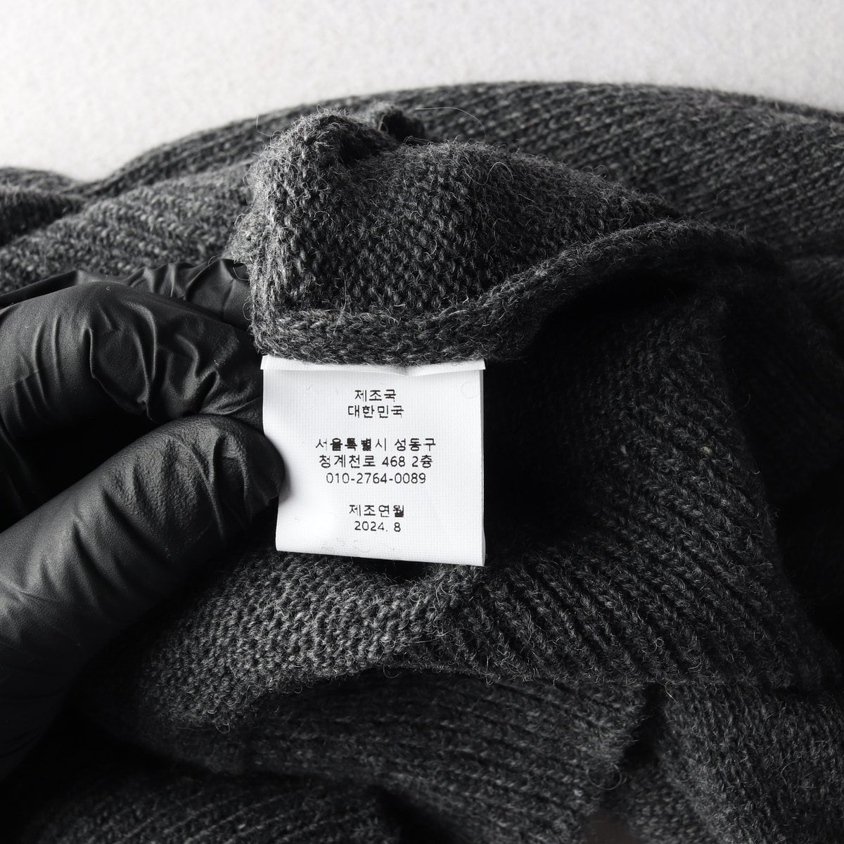 애즈온 24FW 로고 브이넥 조이 데일리 가디건 차콜  상세 이미지 7