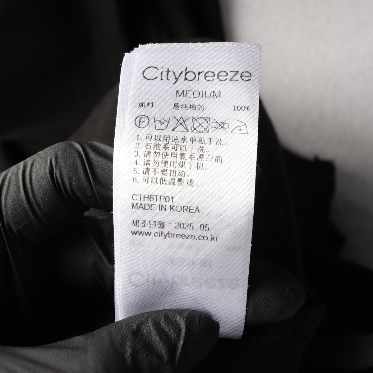 시티브리즈 25SS 컷아웃 버튼 스터드 코튼 슬리브리스 상세 이미지 5