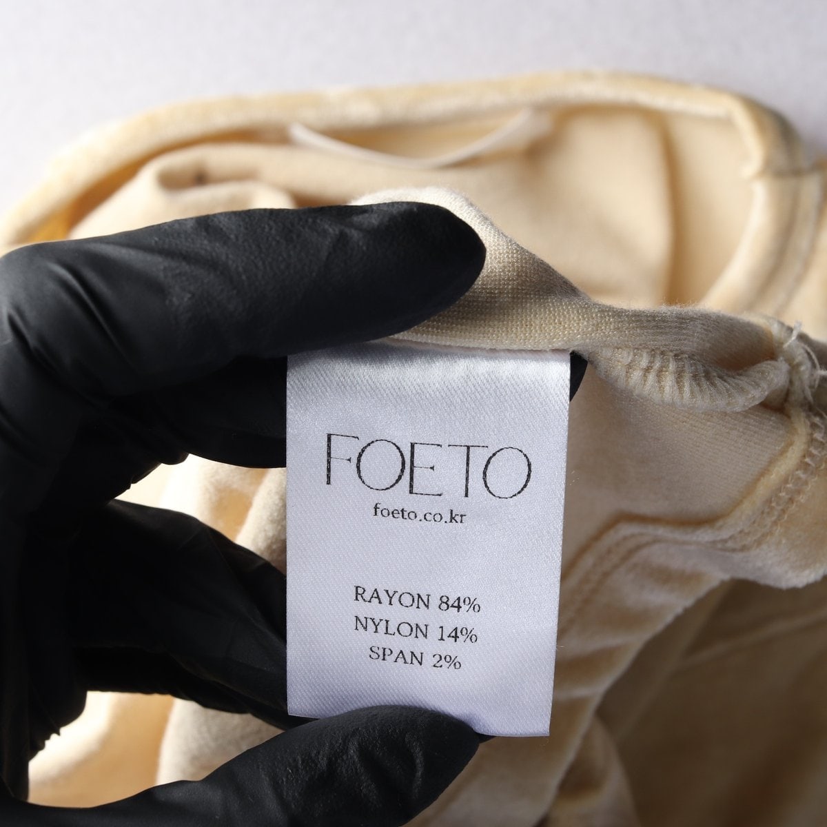 포에토 벨벳 텍스처 로고 자수 크롭 반팔 티셔츠 이미지 4