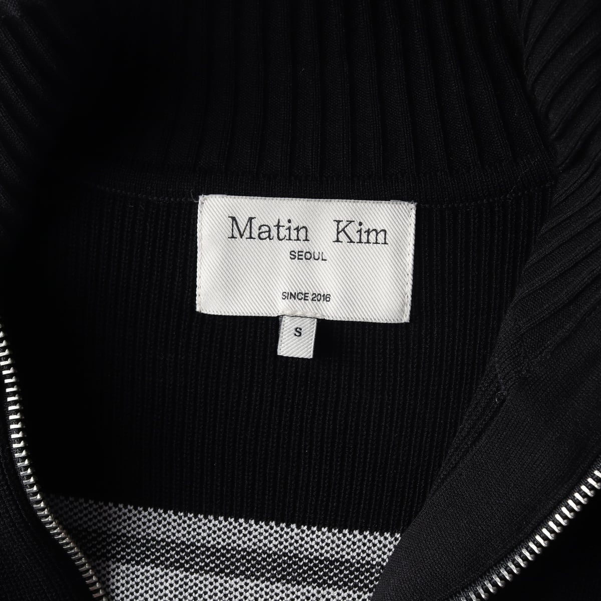 마뗑킴 23FW 스펠 포인트 스트라이프 니트 베스트 집업 조끼 블랙 상세 이미지 3