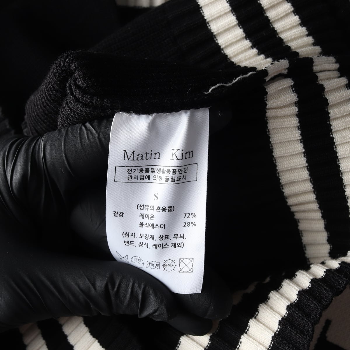 마뗑킴 23FW 스펠 포인트 스트라이프 니트 베스트 집업 조끼 블랙 상세 이미지 4