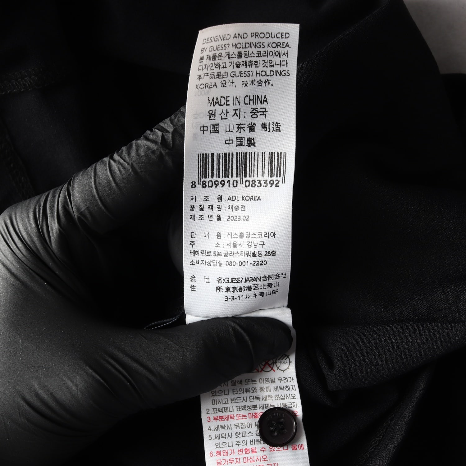 게스 23SS 로고 자수 반팔 카라 티셔츠 이미지 5