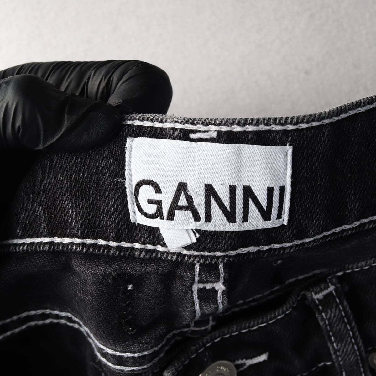 가니 GANNI 로고 패치 컷아웃 7부 데님 팬츠 청바지 반바지 상세 이미지 3