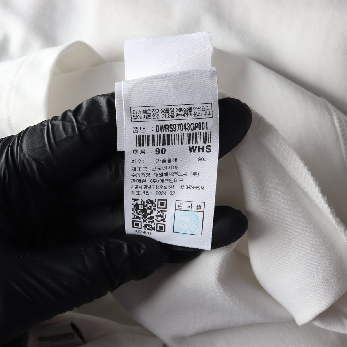 디스커버리 24SS 로고 패치 크롭 반팔 티셔츠 상세 이미지 5