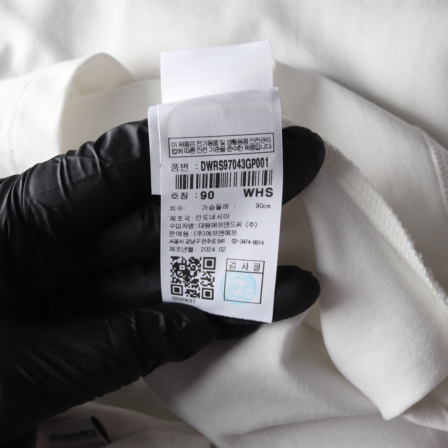디스커버리 24SS 로고 패치 크롭 반팔 티셔츠 이미지 5