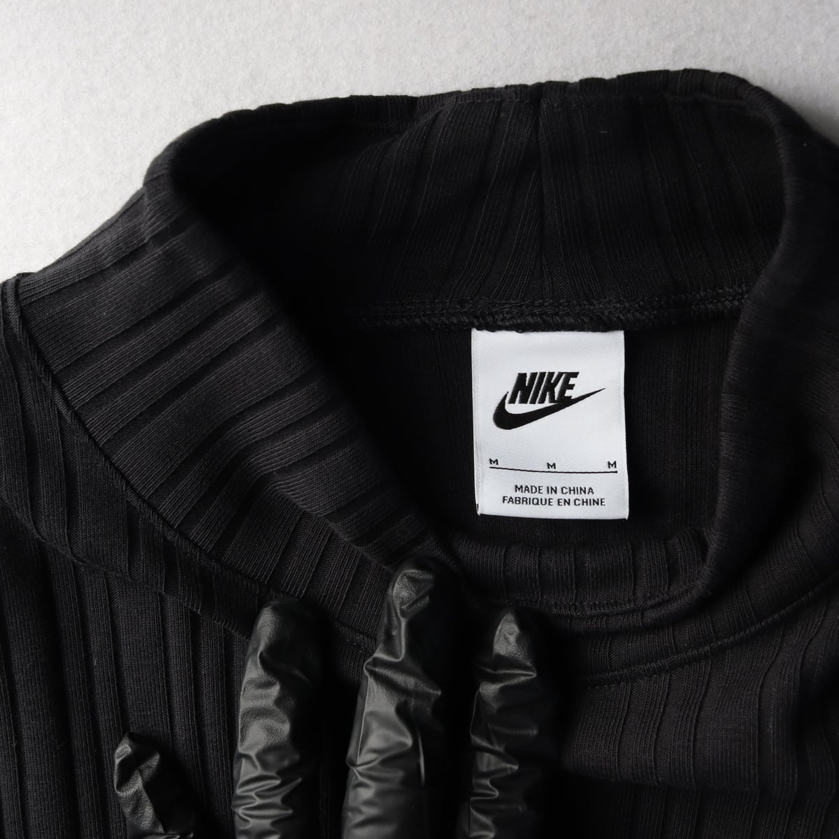 나이키 22FW 블랙 크롭핏 와이드 슬리브 플리츠 긴팔 티셔츠 M 상세 이미지 3