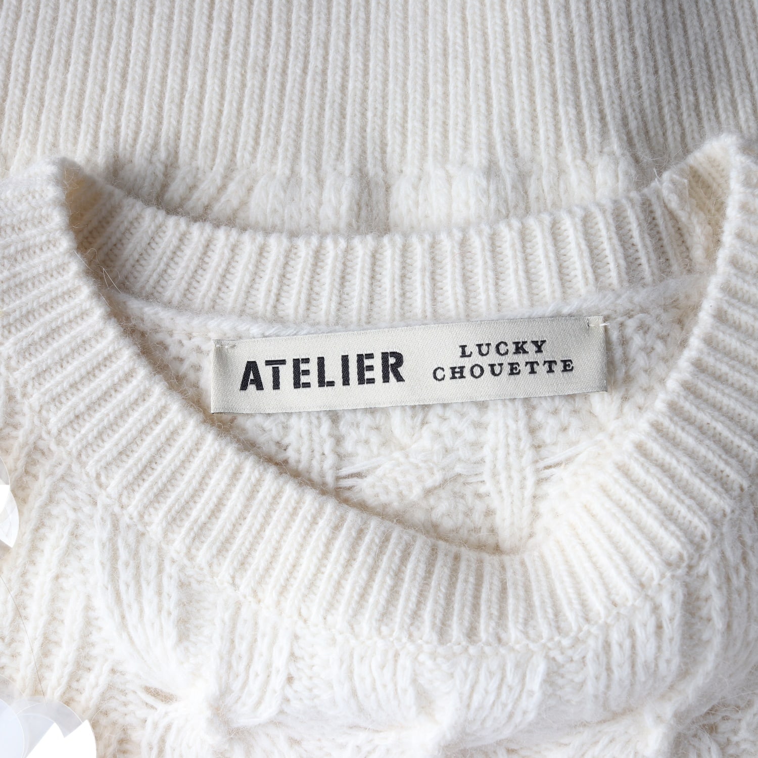 럭키슈에뜨 24FW 플라워 입체 장식 케이블 니트 스웨터 아이보리 이미지 3