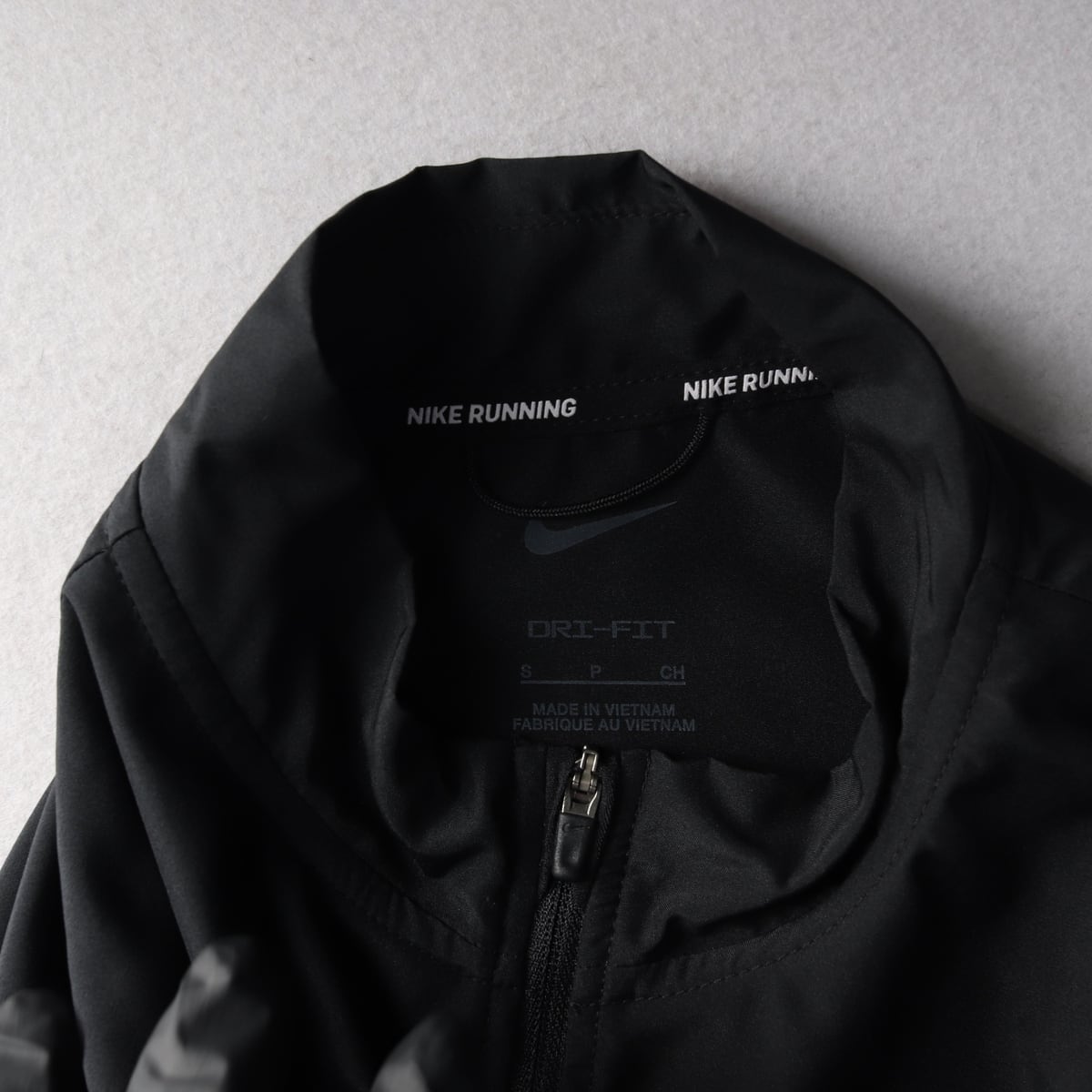 나이키 22FW 드라이핏  리플렉티브 스우시 빅프린팅 패커블 러닝 재킷 상세 이미지 4