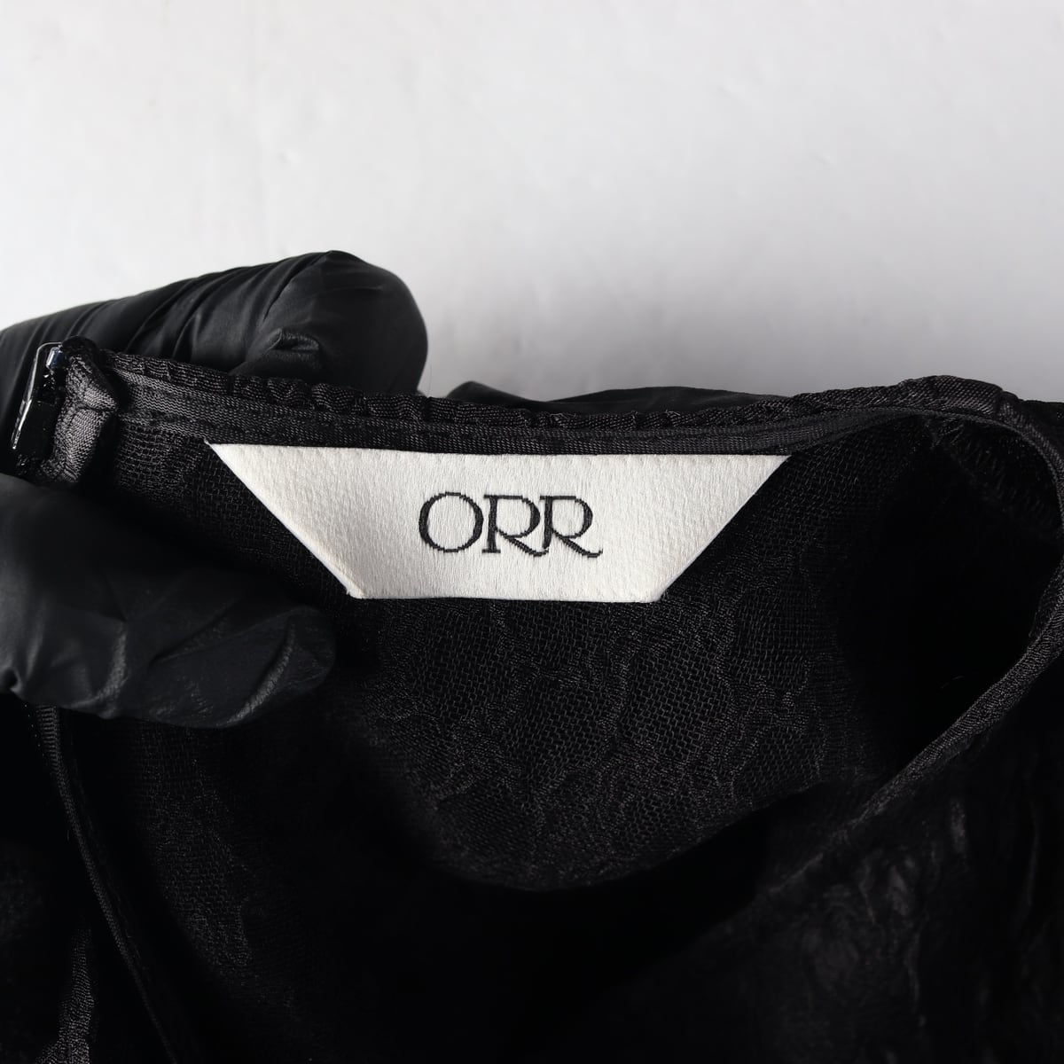 오르 ORR 23SS 스트럭처 라인 라운드 긴팔 블라우스 블랙 상세 이미지 3