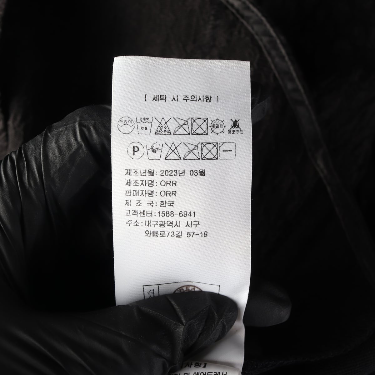 오르 ORR 23SS 스트럭처 라인 라운드 긴팔 블라우스 블랙 상세 이미지 5