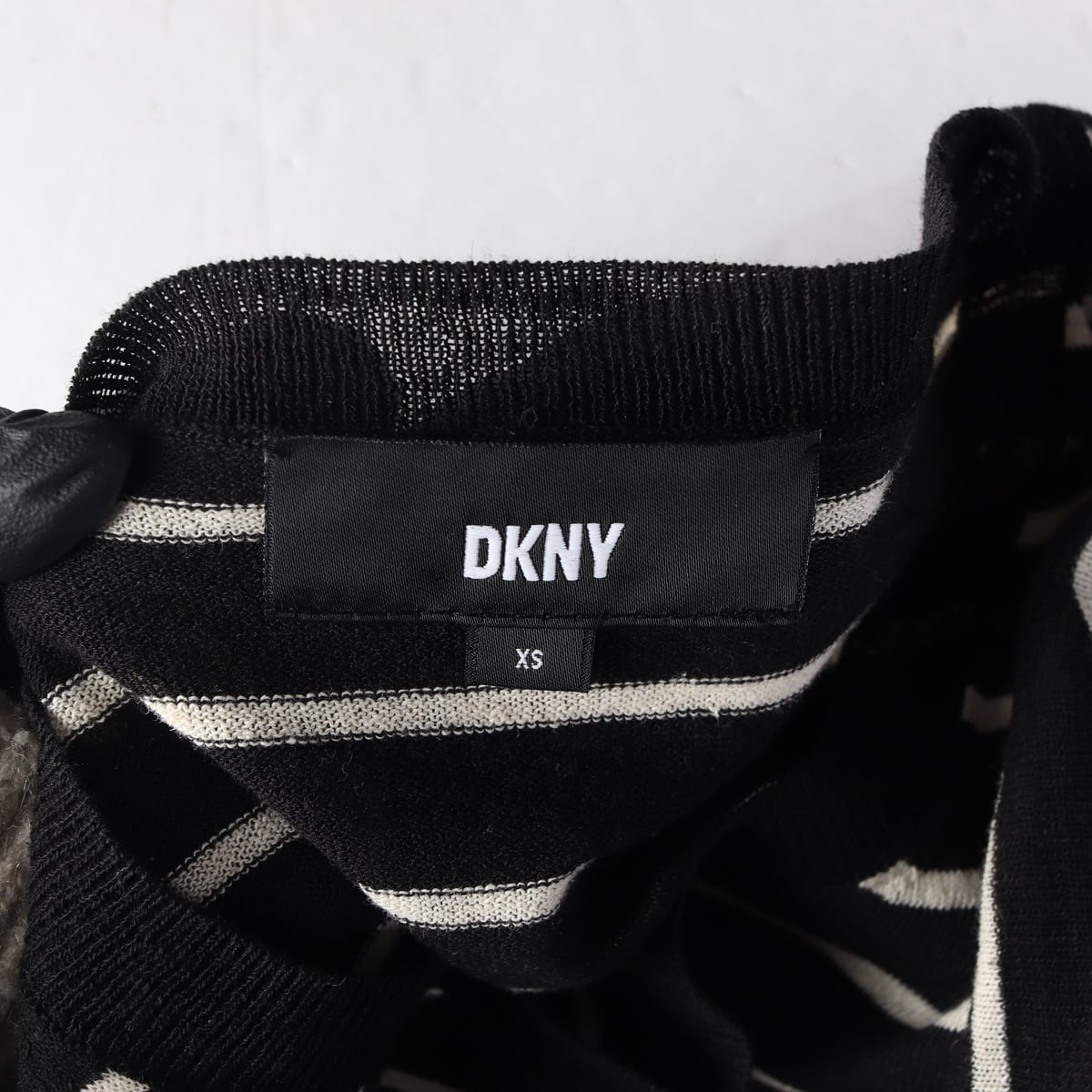 디케이엔와이 DKNY 24SS 린넨 코튼 스트라이프 니트  상세 이미지 3
