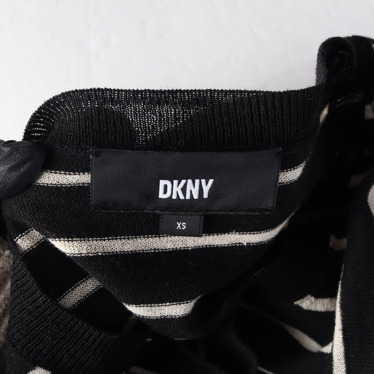 디케이엔와이 DKNY 24SS 린넨 코튼 스트라이프 니트  이미지 3