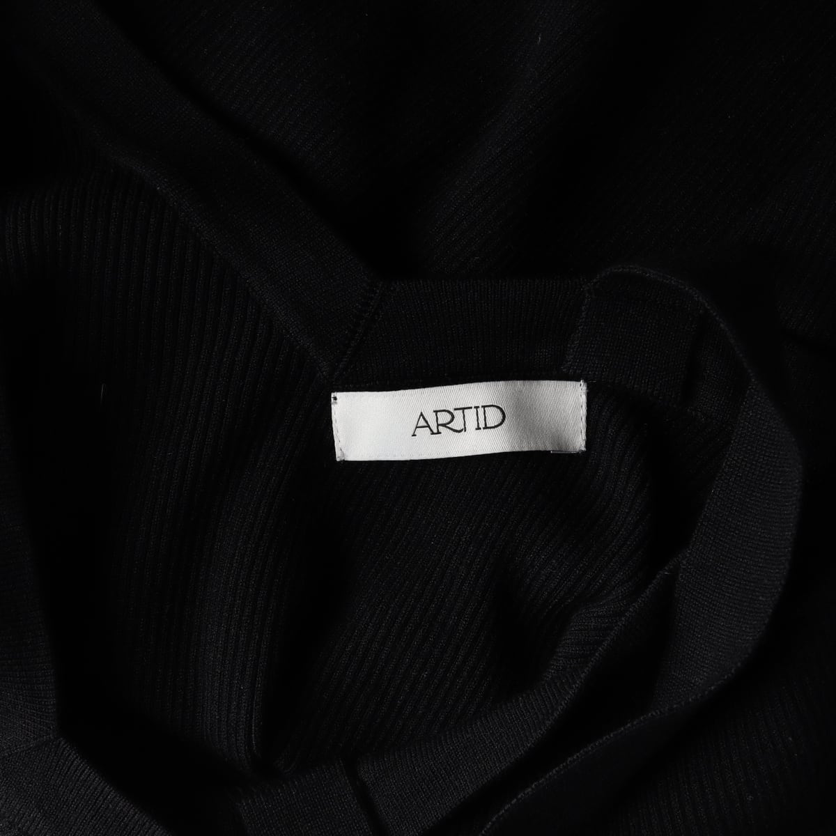 아티드 ARTID 25SS 오프숄더 스트랩 포인트 니트 블랙 탑 상세 이미지 3