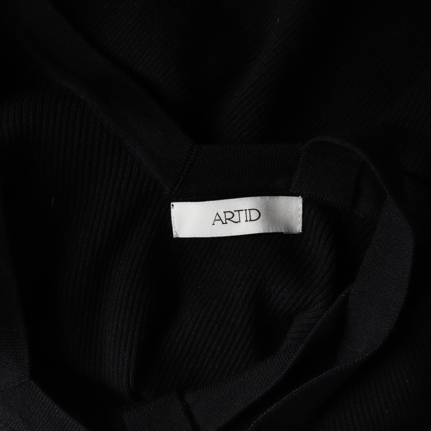 아티드 ARTID 25SS 오프숄더 스트랩 포인트 니트 블랙 탑 이미지 3