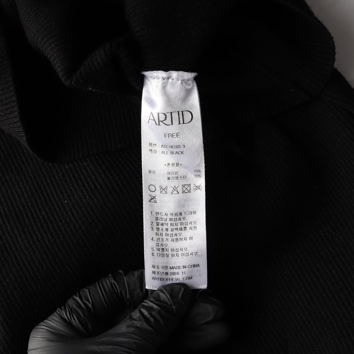 아티드 ARTID 25SS 오프숄더 스트랩 포인트 니트 블랙 탑 상세 이미지 4