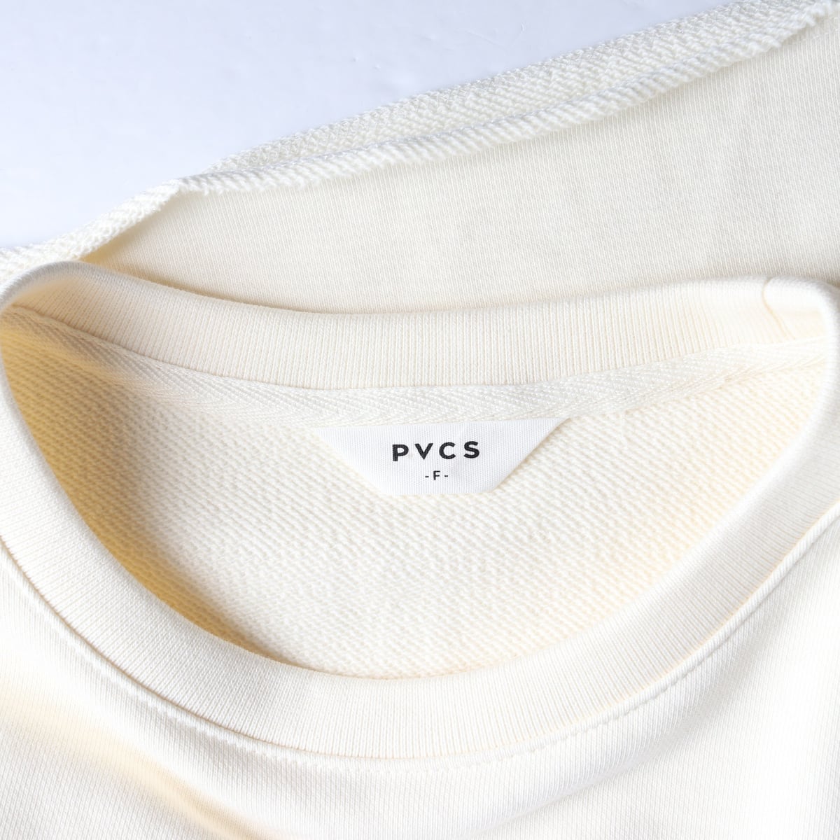 프븏스 PVCS 23SS 크롭 맨투맨 긴팔 티셔츠 크림 상세 이미지 3
