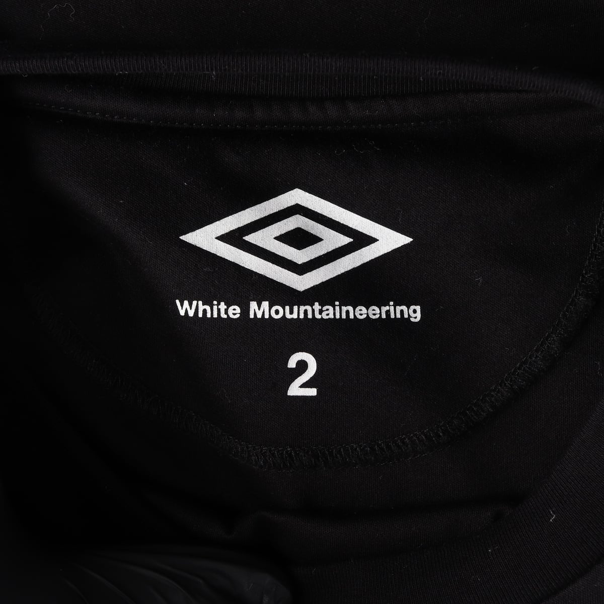 엄브로 x 화이트 마운티니어링 25SS 로고 프린트 긴팔 티셔츠 상세 이미지 3