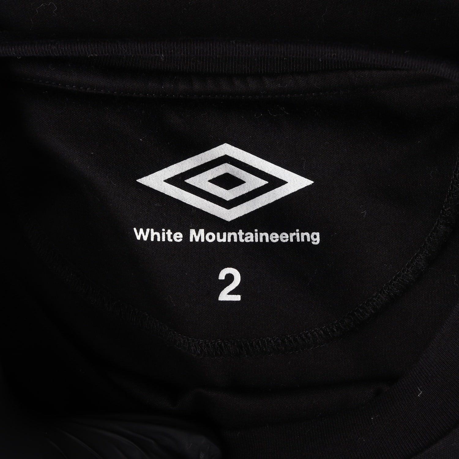 엄브로 x 화이트 마운티니어링 25SS 로고 프린트 긴팔 티셔츠 이미지 3