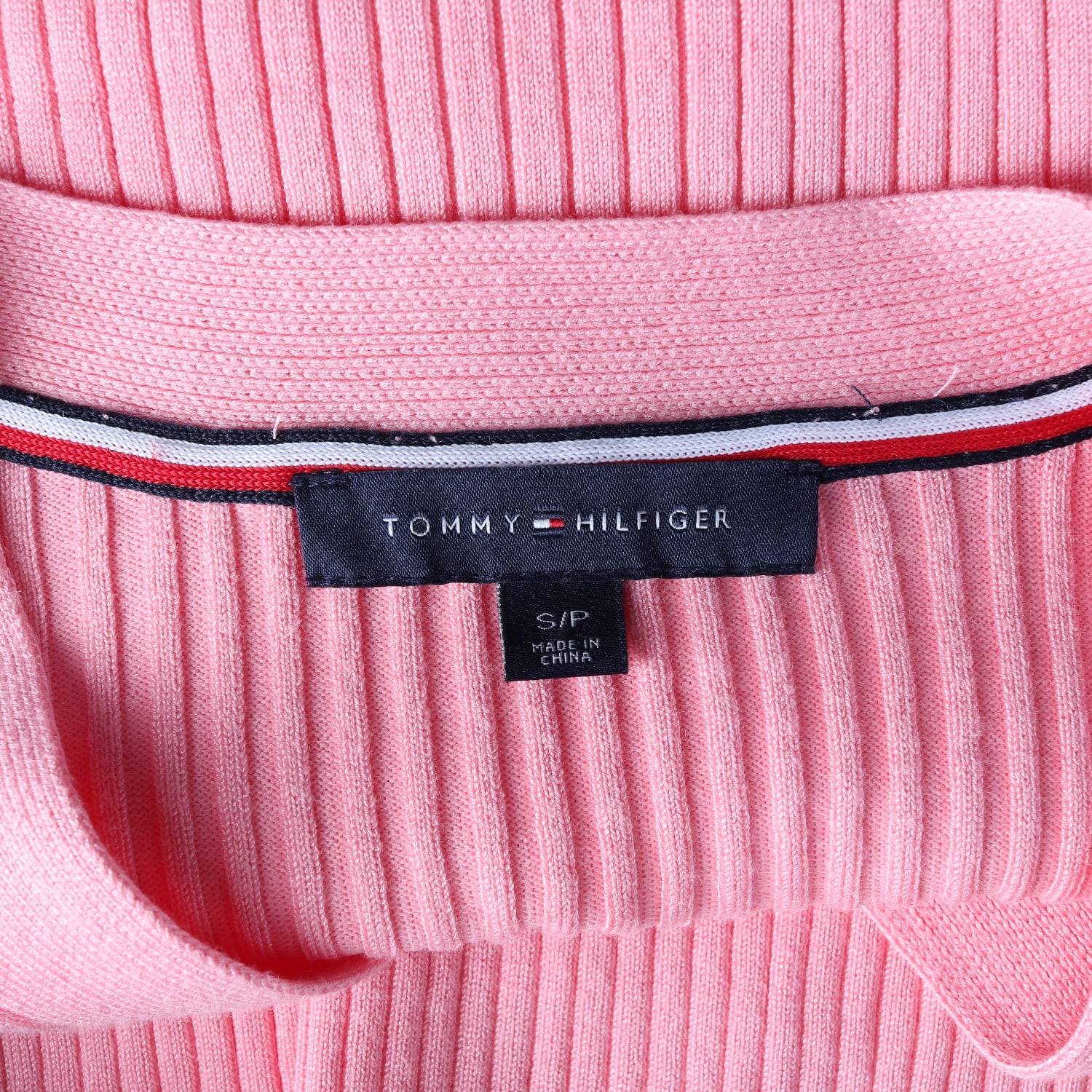 타미힐피거 버튼 디테일 브이넥 리브 니트 긴팔 티셔츠 핑크 이미지 3